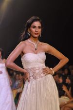 Model walk the ramp for Kashi Jewels on Day 4 of IIJW 2013 on 7th Aug 2013 (11).JPG